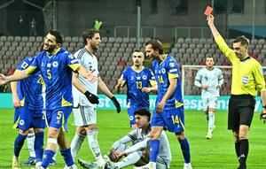 Bek Timnas Italia, Alessandro Bastoni, mendapatkan kartu merah dalam laga kontra Bosnia-Herzegovina pada final playoff Piala Dunia 2026. (Elvis BARUKCIC / AFP)