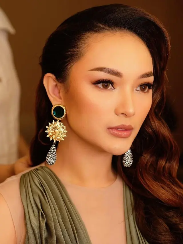 7 Potret Terbaru Zaskia Gotik yang Kini Kembali Tampil di Atas Panggung