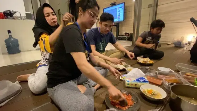 Seleb Wanita Saat Ngulek Sambel