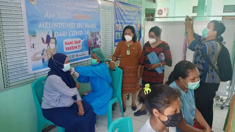 ibu hamil (Bumil) di Kabupaten Sikka,Nusa Tenggara Timur (NTT) mendapatkan suntikan vaksinasi Covid-19. (Liputan6.com/Dionisius Wilibardus)