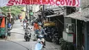 Kendaraan melintas di bawah spanduk peringatan untuk pemudik di kawasan Kartini, Sawah Besar, Jakarta, Senin (17/5/2021). Spanduk tersebut untuk memperingati warga yang kembali dari mudik lebaran agar membawa surat bebas COVID-19. (Liputan6.com/Faizal Fanani)