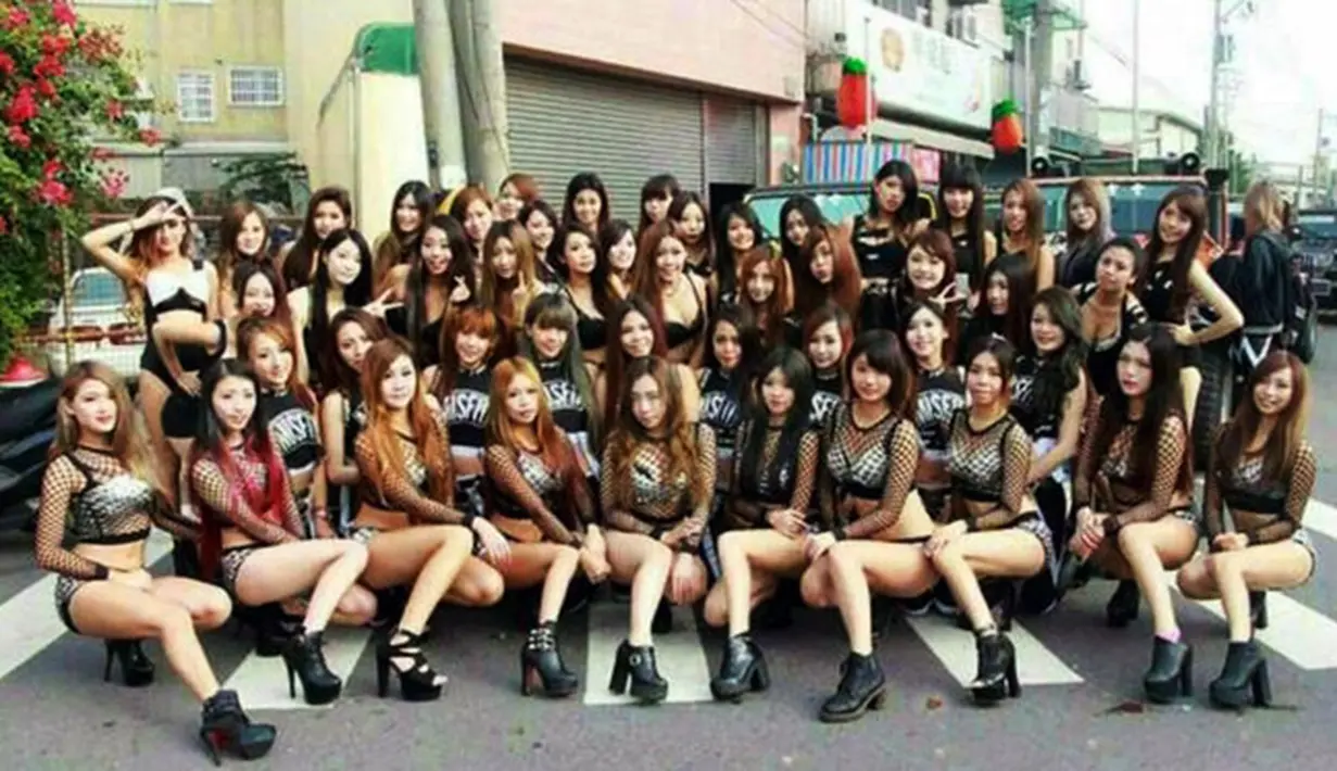 Para penari striptis yang mengiringi pemakaman seorang pejabat pemerintahan bernama Tung Hsiang foto bersama di Kota Chiayi, Taiwan, (3/1). (©ASIAWIRE)