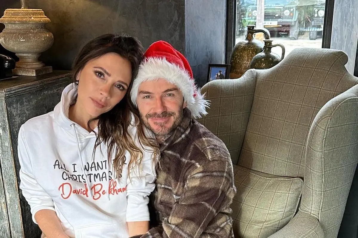 Potret Mesra Victoria Beckham dan David Beckham Rayakan Natal 2022, Tulisan di Depan Hoodie Bikin Salfok