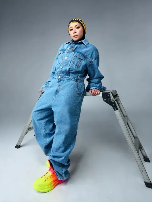 Dikenal dengan dandanan nyentrik, Melly juga bisa tampil simple dengan denim on denim yang dipasangkan dengan beanie hat dan sneaker ombre. [@melly_goeslaw]