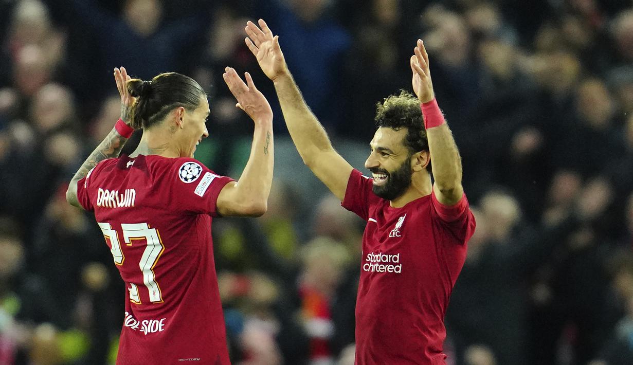 Mohamed Salah. Tampil dalam seluruh 6 laga Liverpool di fase Grup A Liga Champions 2022/2023, sayap kanan asal Mesir berusia 30 tahun ini sementara memimpin sendirian di puncak top skor dengan torehan 7 gol. Ia hanya gagal mencetak gol di matchday pertama kontra tuan rumah Napoli (7/9/2022) yang berujung kekalahan 1-4. Aksi terbaiknya tentu saja saat ia mencetak hattrick hanya dalam tempo 22 menit pada matchday ke-4 saat menang 7-1 atas tuan rumah Glasgow Rangers (12/10/2022). (AP/Jon Super)