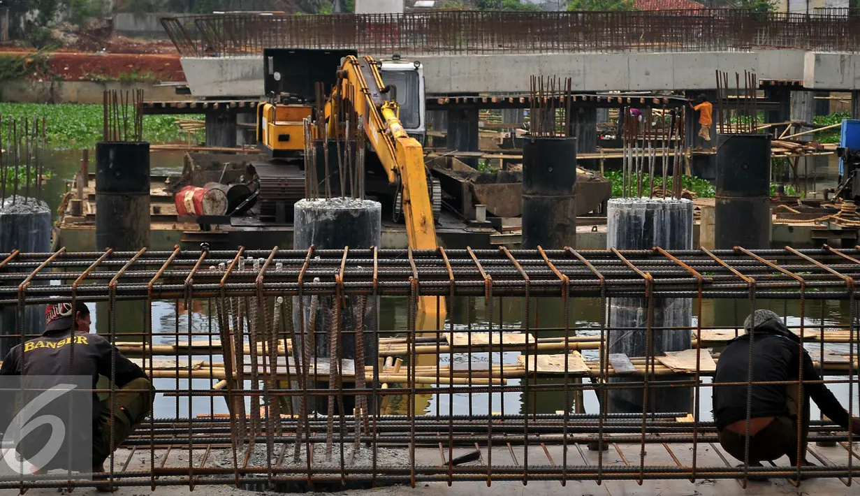 Pekerja membuat kerangka besi untuk pembangunan Tol Cijago seksi II, Depok, Jawa Barat, Jum'at (6/11). Menteri PUPR Basuki Hadimoeljono meminta BPN segera menyelesaikan lahan Tol Cijago Seksi II sebesar 2,5 hektare. (Liputan6.com/Yoppy Renato)