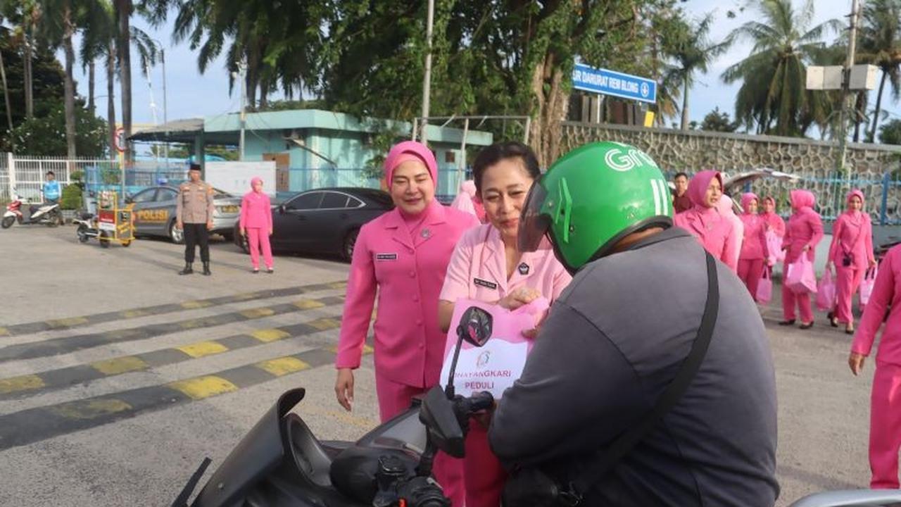 Bhayangkari Lampung Selatan Bagikan Takjil di Pelabuhan Bakauheni, Pererat Silaturahmi Ramadhan