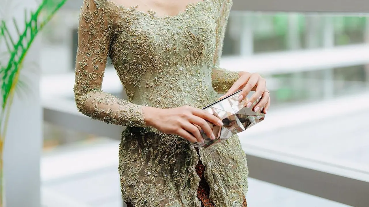 Gaya Kartini masa kini pakai kebaya