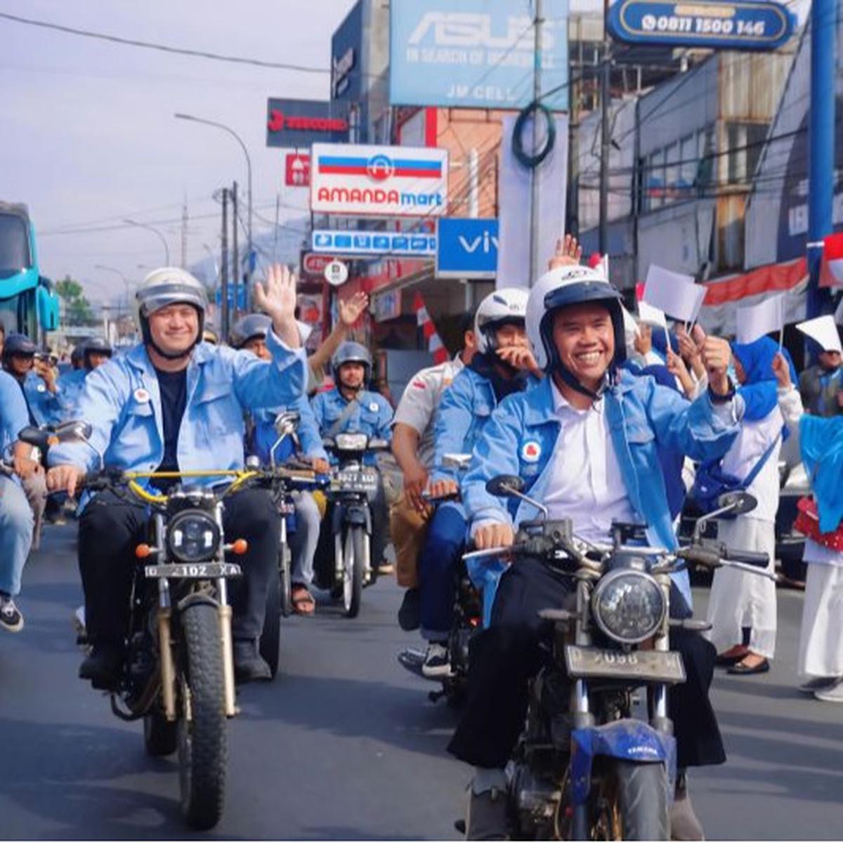 Bergaya Bak 'Dilan', Didik Agus-Gilang Dirga Naik Motor Daftar Pilkada Bandung Barat