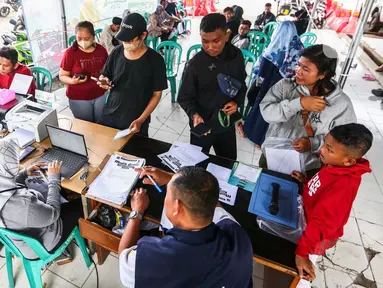 Calon peserta program mudik gratis 2024 melakukan verifikasi data di halaman Kantor Sudin Perhubungan Jakarta Barat, Selasa (26/3/2024). (Liputan6.com/Angga Yuniar)