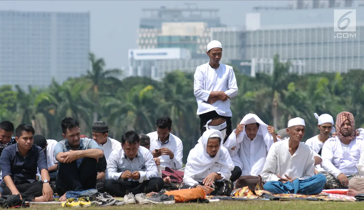 Umat muslim bersiap melaksanakan salat Jumat saat aksi di Lapangan Monumen Nasional, Jakarta, Jumat (11/5). Aksi ini untuk menyoroti konflik Palestina dan Israel pada perebutan bangunan suci atau Baitul Maqdis. (Liputan6.com/Helmi Fithriansyah)