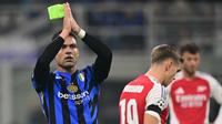 Penyerang Inter Milan, Lautaro Martinez menyapa para penggemar saat meninggalkan lapangan saat matchday 4 League Phase Liga Champions 2024/2025 melawan Arsenal di stadion San Siro, Milan, Rabu 6 November 2024 atau Kamis (7/11/2024) dini hari WIB. (Marco BERTORELLO/AFP)