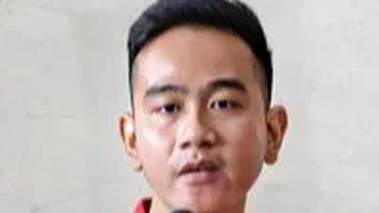 VIDEO: Relawan Gibran Sujud Syukur saat Dengar Putusan MK, Bahagia Bisa Cawapres