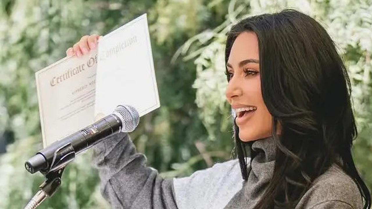 6 Potret Cantik Kim Kardashian Pakai Toga di Usia ke-44 Tahun, Baru Lulus Program Studi Hukum