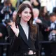 Berjalan di red carpet Cannes, aktris “My Name” tersebut tampil memancarkan aura powerful dalam balutan setelan hitam serba Dior yang sleek dan modern. [@moodforsohee].