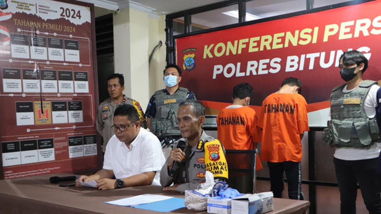 Kabid Humas Polda Sulut Kombes Pol Iis Kristian didampingi Dirreskrimum Polda Sulut Kombes Pol Gani Siahaan saat jumpa pers di kantor Polres Bitung, Senin (27/11/2023) malam.