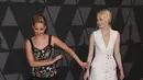 Jennifer Lawrence dan Emma Stone memang belakangan sering tampil konyol berdua. (Entertainment Tonight)
