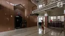 Petugas dari Kelurahan Keagungan menyemprotkan cairan disinfektan di Masjid Jami Baitussalam, Jakarta Barat, Jumat (8/1/2020). Penyemprotan disinfektan di setiap sudut masjid yang sering digunakan oleh jemaah tersebut untuk mencegah penyebaran virus Corona COVID-19. (Liputan6.com/Johan Tallo)