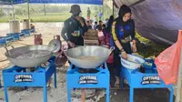 Dapur umum ini didirikan di dua titik lokasi. yang pertama bertempat di Balai Desa Sumber Urip, dan yang lainnya berada di Desa Penanggal/Istimewa.