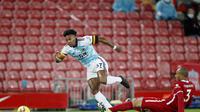 Penyerang Wolverhampton Wanderers, Adama Traore berusaha melewati gelandang Liverpool, Fabinho pada pertandingan lanjutan Liga Inggris di Stadion Anfield, Inggris, Minggu (7/12/2020).  Liverpool menang telak atas Wolverhampton 4-0. (Clive Brunskill/Pool via AP)