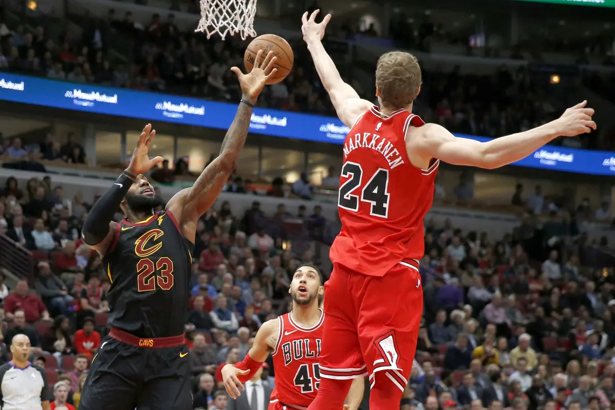 LeBron James memasukkan bola ke keranjang saat melawan Bulls