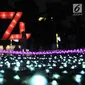 Pengunjung mengabadikan momen di depan salah satu lampion yang ditampilkan dalam Festival of Light di Monumen Nasional (Monas), Jakarta, Rabu (14/8/2019). Festival ini diadakan oleh Dinas Pariwisata dan Kebudayaan DKI Jakarta. (merdeka.com/Iqbal S. Nugroho)