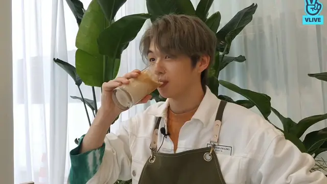 Kang Daniel membuat dalgona coffee (Vlive/ KANGDANIEL)