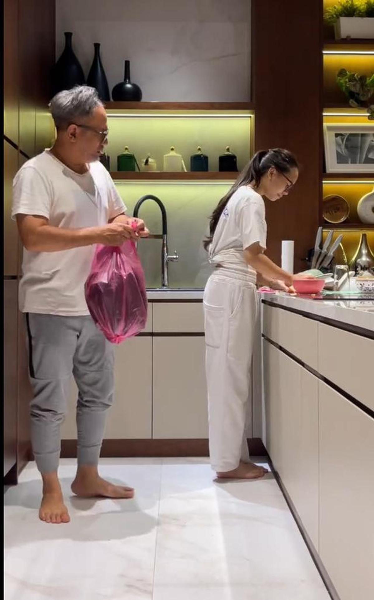 5 Potret Dapur dan Meja Makan di Rumah Mona Ratuliu dan Indra Brasco, Minimalis dan Hangat