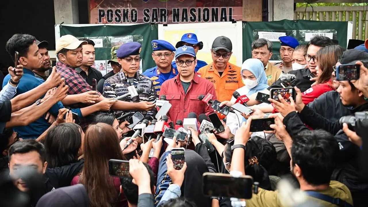 Wamenkomdigi Nezar Patria saat meninjau Posko SAR Gabungan pencarian jurnalis dan awak kapal yang hilang di perairan Selat Sunda, Carita, Pandeglang, Sabtu (12/09/2026). Credit: Komdigi