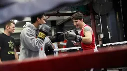 Aksi Perdana Menteri Kanada, Justin Trudeau bertarung melawan petinju profesional Yuri Foreman di Gleason Boxing Gym di Brooklyn borough New York, AS (21/4). (REUTERS/Carlo Allegri)