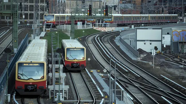 Serikat EVG, yang mewakili banyak pekerja kereta, menyerukan 230.000 pekerja di operator kereta api utama Jerman, Deutsche Bahn milik pemerintah, dan lainnya untuk keluar. (AP Photo/Markus Schreiber)