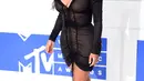 Kim Kardasihan hadir didampingi oleh suaminya Kanye West. Kim mengenakan dress ketat yang memperlihatkan bentuk tubuhnya. Dengan mengenakan dress mini warna hitam yang tipis itu Kim terlihat seksi dan cantik. (AFP/Bintang.com)