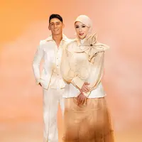 Marini Zumarnis tampil serasi dengan sang putri Daffa Wardhana di Hari Ibu. Keduanya mengenakan busana bernuansa netral dari Danjyo Hyoji. Marini Zumarnis kenakan outfit layering yang padukan kemeja putih dengan puffy sleeve outer floral 3D dan rok tulle panjang [@marinizumarnisreal]