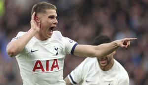 Selebrasi bek Tottenham Hotspur, Micky van de Ven setelah mencetak gol kedua timnya ke gawang Nottingham Forest pada laga pekan ke-32 Premier League 2023/2024 di Tottenham Hotspur Stadium, London, Minggu (7/4/2024) malam. (AP Photo/Ian Walton)