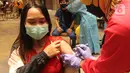 Seorang wanita mengikuti vaksinasi gelombang II pelaksanaan vaksinasi Covid-19 di Ballroom Novotel Tangerang, pada Senin,(1/3/2021). Pelaksanaan vaksinasi Covid-19 tersebut digelar Dinas Kesehatan Kota Tangerang. (merdeka.com/Arie Basuki)