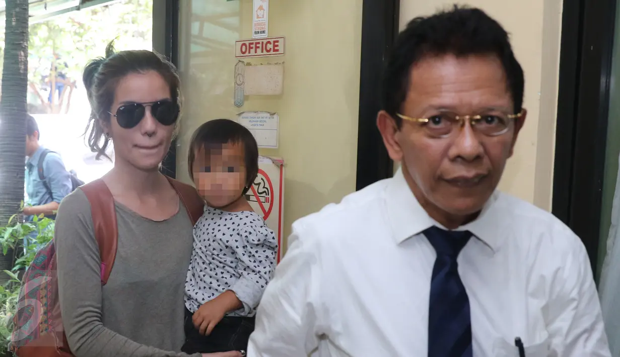 Artis Sheila Marcia didampingi kuasa hukumnya menyambangi kantor Komnas Anak, Jakarta, Selasa (5/4). Sheila datang memboyong ketiganya anaknya untuk meminta perlindungan. (Liputan6.com/Herman Zakharia)