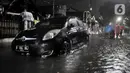Sebuah mobil terendam saat banjir melanda kawasan Cipinang, Jakarta Timur, Minggu (23/2/2020) dini hari. Hujan deras yang mengguyur Jakarta dan sekitarnya sejak Sabtu malam ditambah buruknya drainase menyebabkan ratusan rumah di Cipinang terendam banjir. (merdeka.com/Iqbal S. Nugroho)