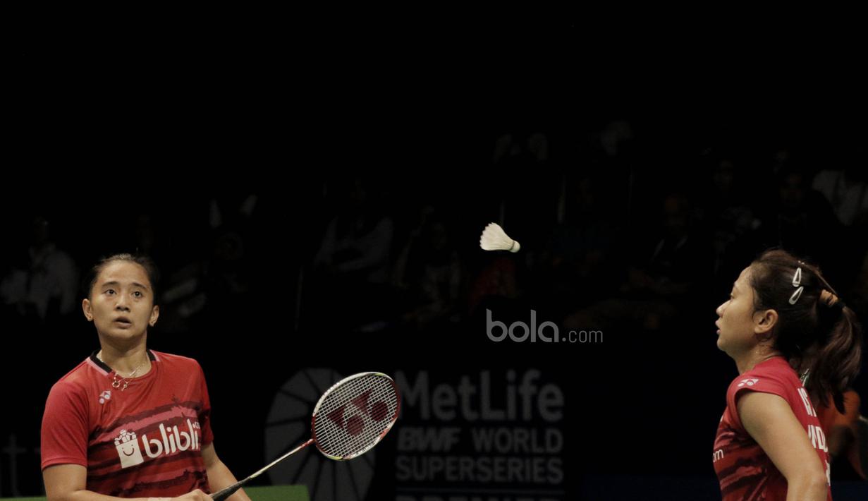 Pasangan Indonesia Anggia Shitta Awanda/Ni Ketut Mahadewi Istirani, kalah dari Pasangan China, Chen Qingchen/Jia Yifan pada laga semifinal Indonesia Open 2017 di JCC, Sabtu, (17/6/2017). Indonesia kalah 21-12 21-17. (Bola.com/M Iqbal Ichsan)