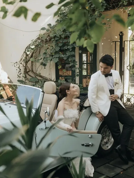 Ia juga hadir dengan perhiasan menawan, anting dan kalung berlian jadi penyempurna. [Foto: Instagram/ Aaliyah Massaid]