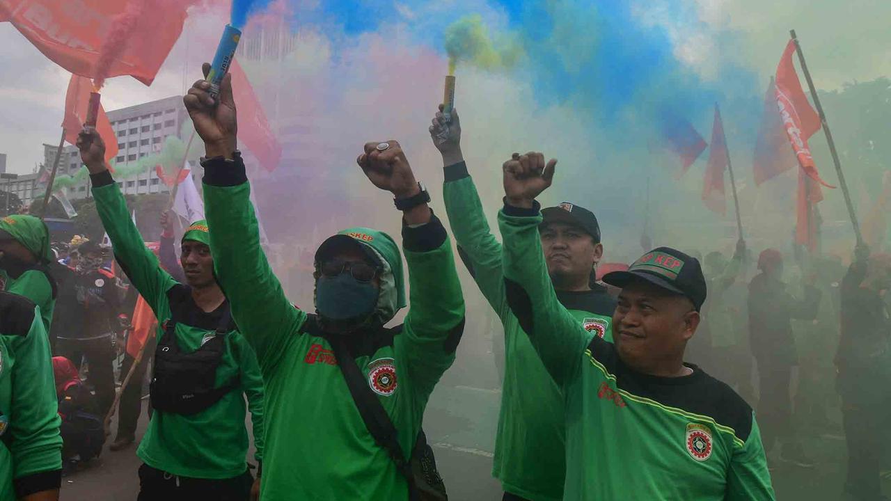 FOTO: Ratusan Buruh Geruduk DPR, Usung Enam Tuntutan Utama
