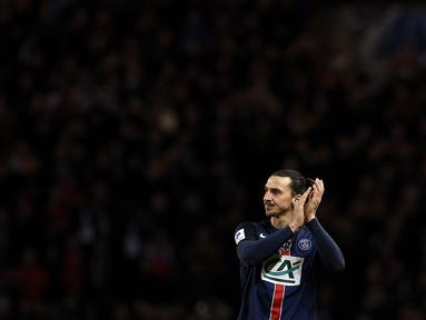 Ekspresi striker Paris Saint-Germain, Zlatan Ibrahimovic, setelah bertanding melawan Lyon dalam babak 16 besar Piala Prancis di Stadion Parc des Princes, Paris, (10/2/2016). (AFP/Franck Fife)