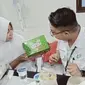 Tenaga medis di RSUD AW Syahranie Samarinda menerima paket takjil dari Wahib Herlambang, pasien sembuh Covid-19.