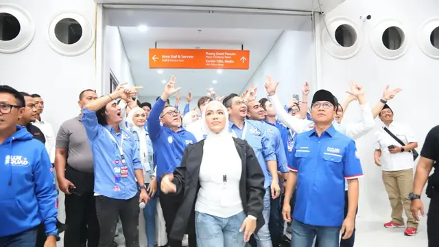 Beberapa artis dan politisi PAN ikut mengantarkan pasangan Capres Prabowo Subianto dan Gibran Rakabuming Raka.