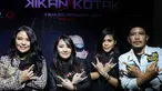 Vokalis Kotak, Tantri berfoto bersama Kikan X Kotak saat peluncuran single kolaborasi Kikan X Kotak di kawasan SCBD, Jakarta, Senin (14/3/2016). Single perdana tersebut bertajuk Long Live Rock N Roll. (Liputan6.com/Herman Zakharia)