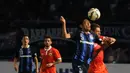 Bek Gamba Osaka, Daiki Niwa (5) berebut bola atas dengan penyerang Persija, Yevgeni Kabayev saat berlaga di Stadion GBK Jakarta, Sabtu (24/1/2015). Persija kalah 0-4 dari Gamba Osaka. (Liputan6.com/Helmi Fithriansyah)