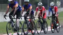 Atlet ParaCycling, M Fadli Immamuddin (ketiga kiri) saat laga di nomor Mens C4 Road Race Asian Para Games 2018 di Sirkuit Sentul Bogor, Selasa (9/10). M Fadli menempati posisi keempat. (Liputan6.com/Helmi Fithriansyah)