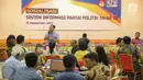 Suasana sosialisasi sistem informasi partai politik tahap III di Gedung KPU, Jakarta, Jumat (15/9). Sosialisasi digelar untuk mempertajam pemahaman partai akan penggunaan sipol tersebut. (Liputan6.com/Faizal Fanani)