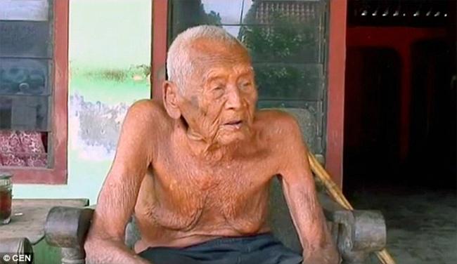 Mbah Gotho, kakek berusia 145 tahun asal Sragen, Jawa Tengah | Photo: Copyright asiantown.net