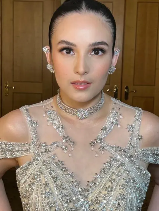 Serta disempurnakan dengan pulasan makeup flawless hasil tangan dingin Makeup Artist, Archangela Chelsea. @dikhadeansa.