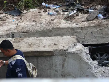 Petugas Puslabpor Bareskrim Polri melakukan olah TKP longsornya Underpass Perimeter Selatan, Bandara Soekarno Hatta (Soetta), Tangerang, Banten, Selasa (6/2). Longsor terjadi di lokasi tersebut pada Senin, 5 Februari 2018. (Liputan6.com/Angga Yuniar)